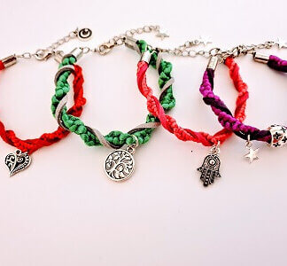 Pulseras de hilo con dijes